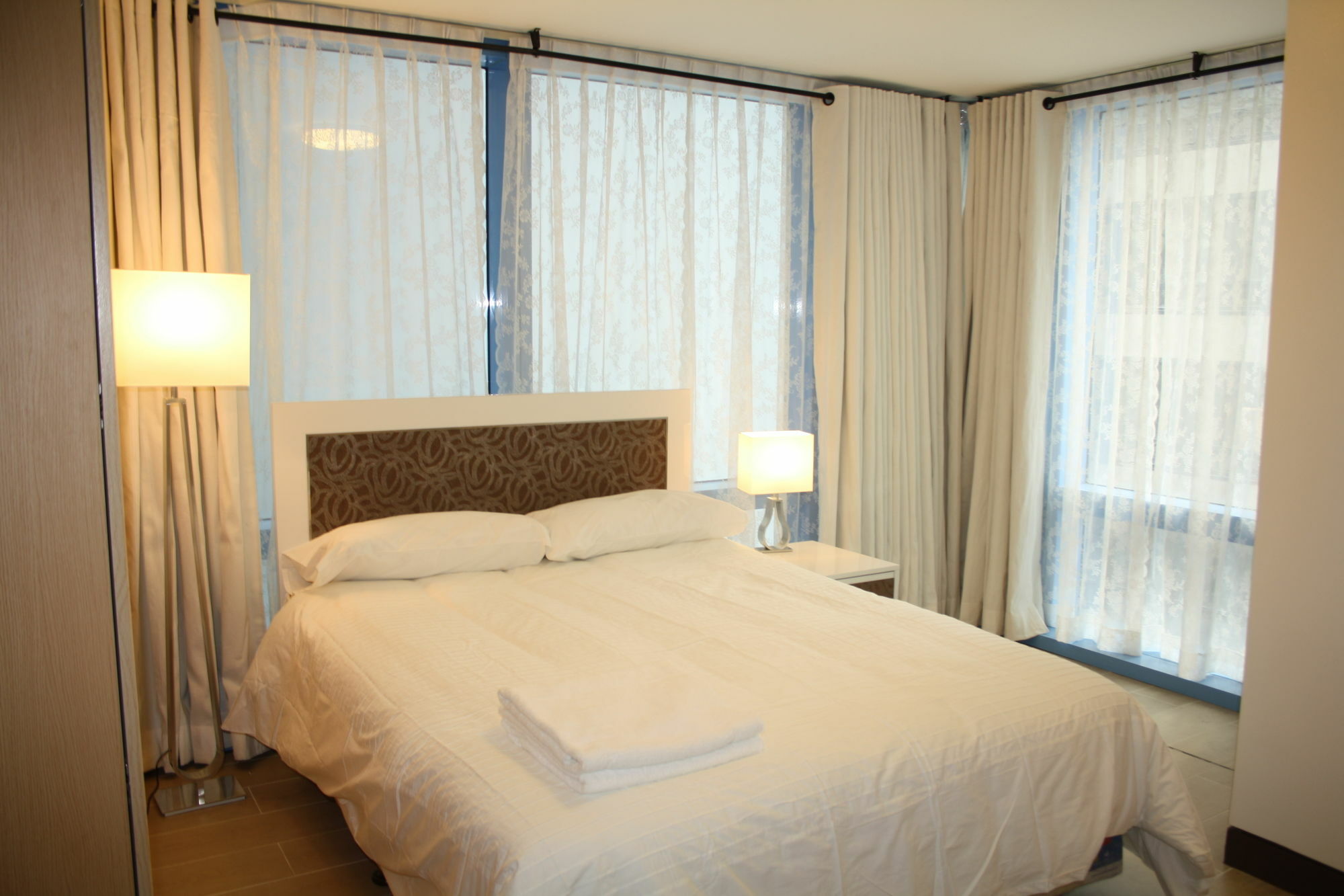 Csuites At Two Central Residences ماكاتي المظهر الخارجي الصورة