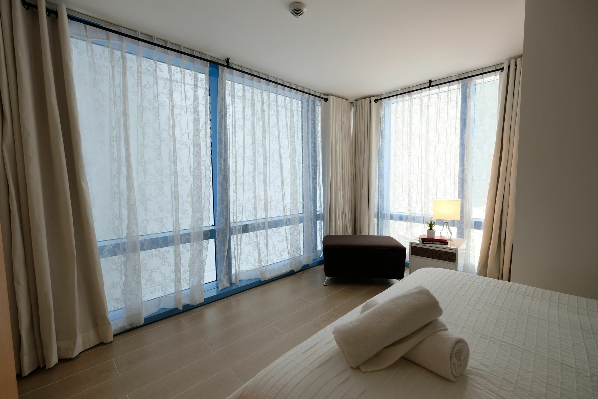 Csuites At Two Central Residences ماكاتي المظهر الخارجي الصورة