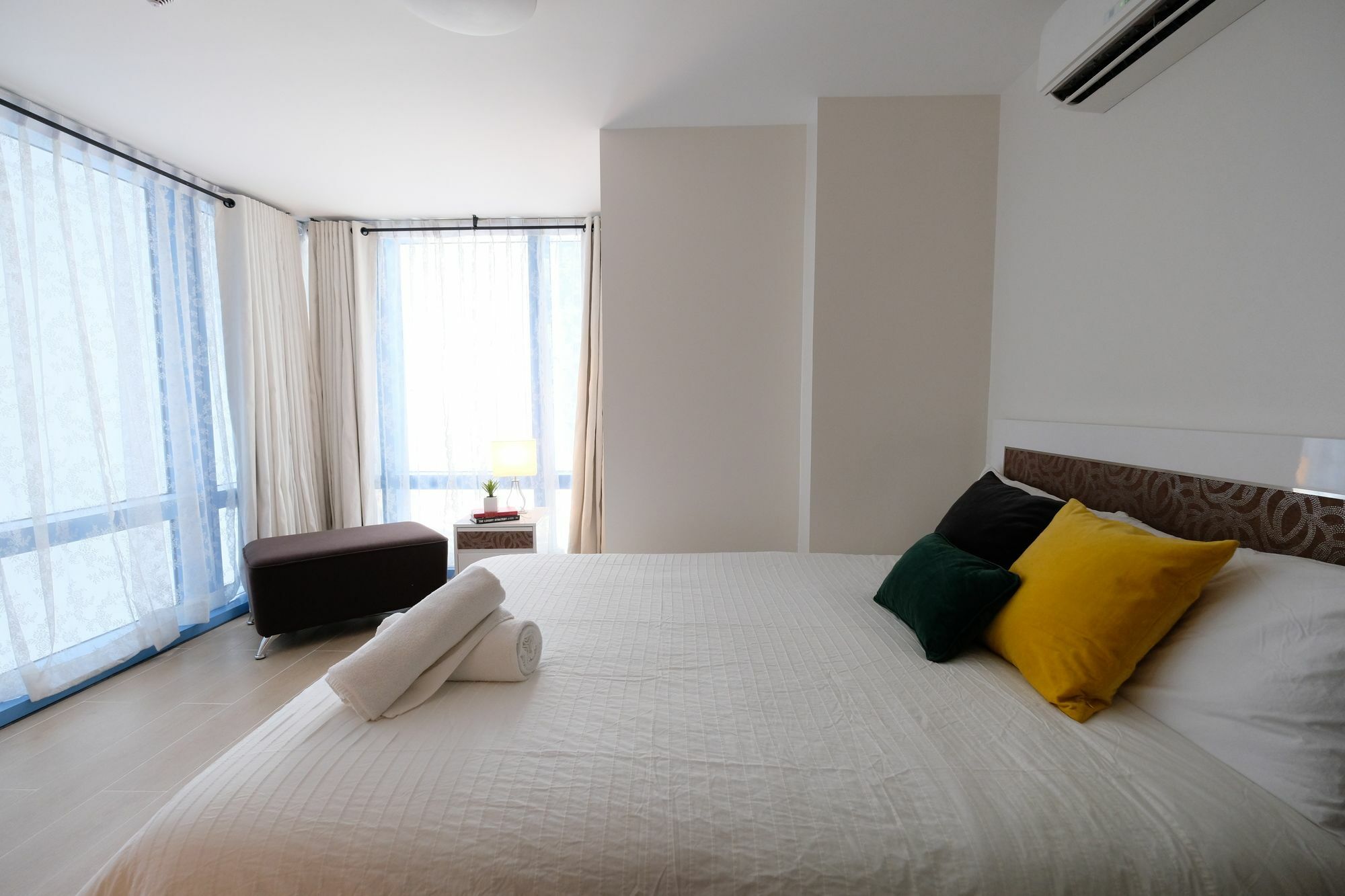 Csuites At Two Central Residences ماكاتي المظهر الخارجي الصورة