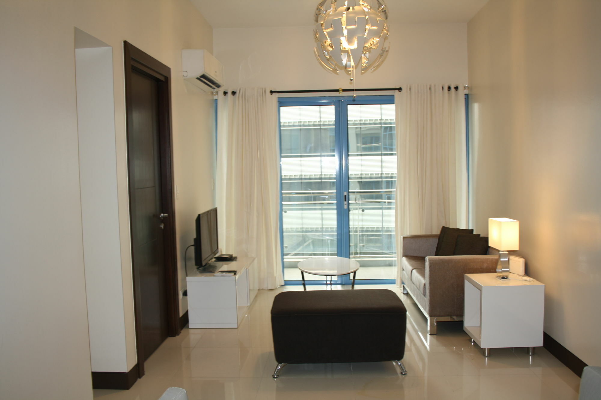 Csuites At Two Central Residences ماكاتي المظهر الخارجي الصورة