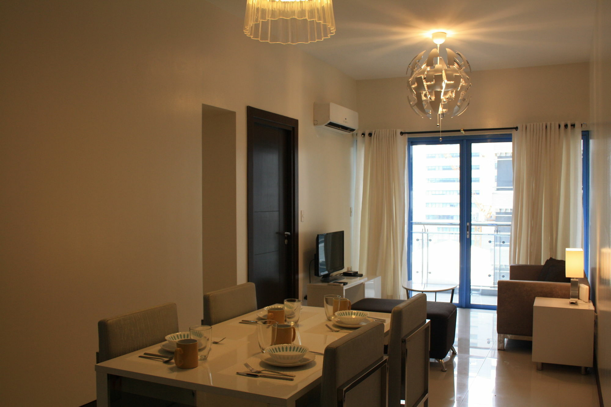 Csuites At Two Central Residences ماكاتي المظهر الخارجي الصورة